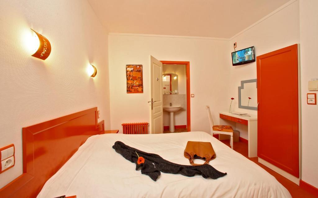 Hotel Le Coin Des Halles Cahors Room photo